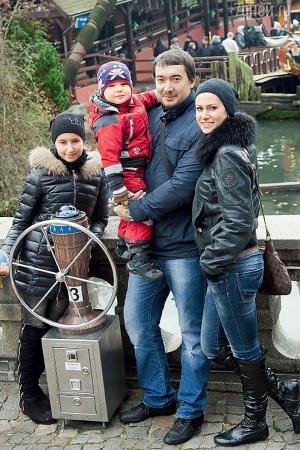 Анна Ковальчук с мужем Олегом и детьми
