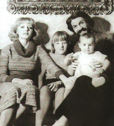 Борис Хмельницкий с Марианной Вертинской и дочками Сашей и Дарьей