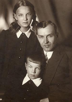 Юный Андрей с сестрой и отцом