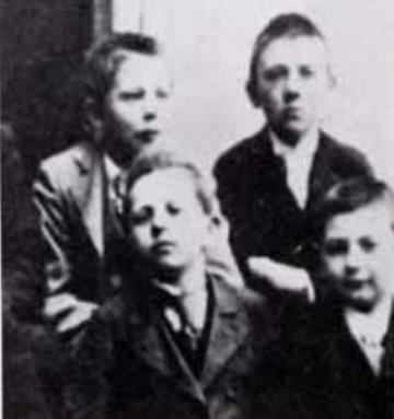 Адольф Гитлер в 1901 г. в школе Линца