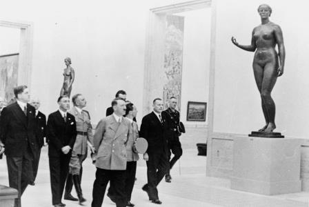 Гитлер на выставке немецкого искусства в 1938 году в Мюнхене