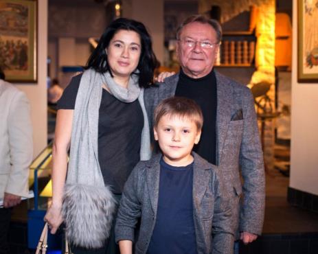 Сергей Шакуров с женой Екатериной Бабаловой и сыном Маратом