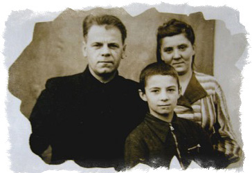 Анатолии Кашпировский в детстве с родителями