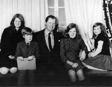 Будущая принцесса вместе со своими родителями, сестрой и братом в 1970 году