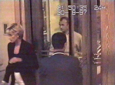 Последняя фотография. Ночью перед роковой случайностью принцесса Диана в отеле Ритц в Париже 31 августа 1997 года