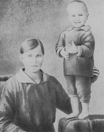 Вася Шукшин в детстве с мамой в трехлетнем возрасте