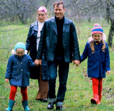 Василий Шукшин с женой и дочками