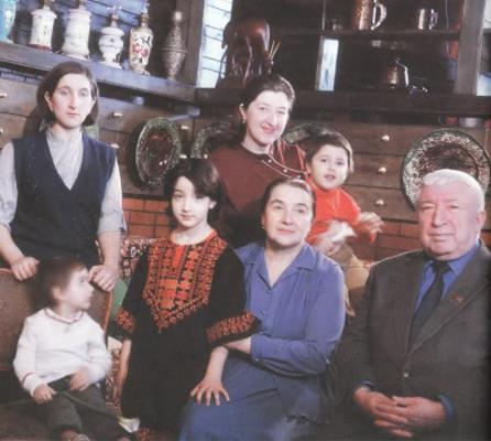 Расул Гамзатов с дочерьми и внучками