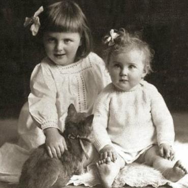Ева (справа) и Ильза в детстве, 1913 г.
