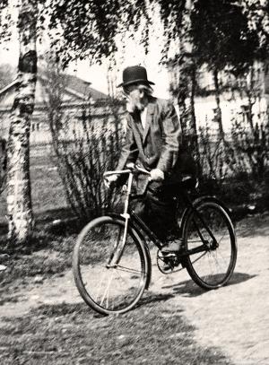 До самой смерти Циолковский не расставался с велосипедом