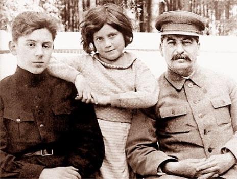Светлана в детстве с братом Василием и отцом Иосифом Сталиным