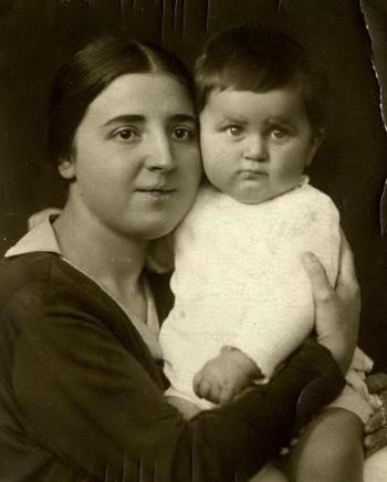 Вася Сталин с мамой Надеждой Аллилуевой