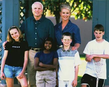 Джон Маккейн  с семьей
