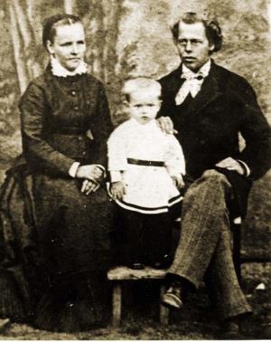 Павлик Бажов в детстве с родителями