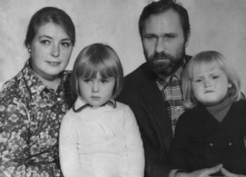 Маша Шукшина в детстве с сестрой и родителями