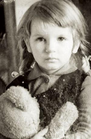 Аня Ардова в детстве