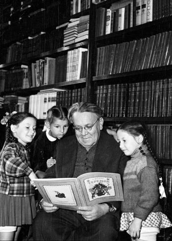 Самуил Маршак с детьми