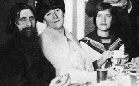 Григорий Распутин с женой Прасковьей и дочкой Матреной