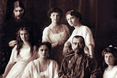 Григорий Распутин с царской семьей