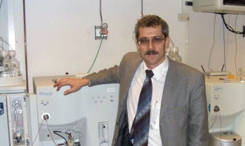 Химик Родченков в своей лаборатории