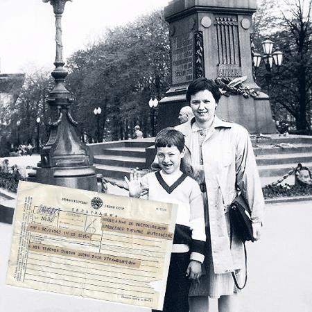Татьяна Еремеева с сыном Тимуром с телеграммой от Спартака Мишулина 1990-е гг.