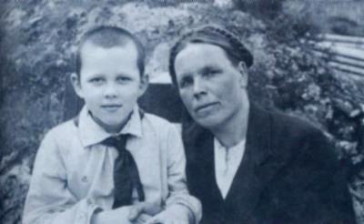Валера Золотухин в детстве с мамой