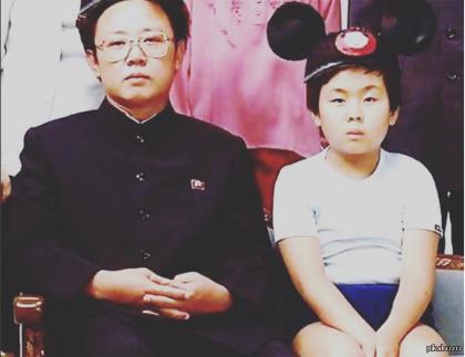 Ким Чен Ын со своим отцом Ким Чен Иром в детстве