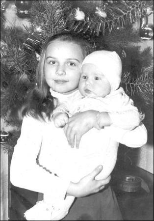 Таня в детстве с младшей сестрой