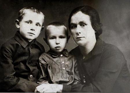 Кеша (слева) с братом Володей и тетей Надеждой Петровной в детстве