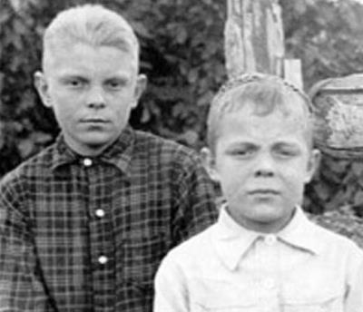 Юра (слева) с братом в детстве