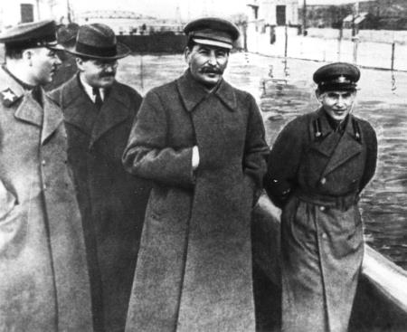 Ворошилов, Молотов, Сталин и Ежов, 1937 г. Через три года Ежова казнит собственный подчиненный - Блохин...