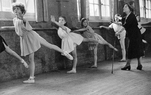 Матильда Кшесинская в Парижской балетной студии в роли педагога