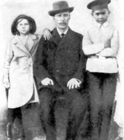 Клава с братом и отцом в детстве