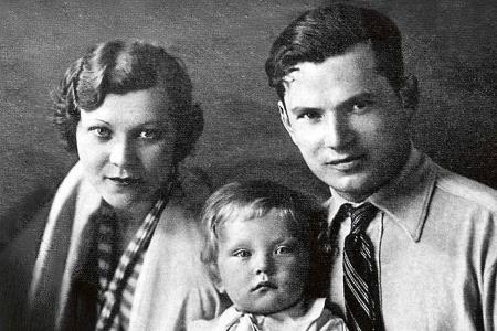 Клавдия Шульженко с мужем и сыном