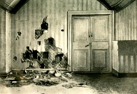 Комната в подвале дома Ипатьева, где была расстреляна царская семья. В 1977 году дом Ипатьева снесли - из-за нездорового интереса к этому месту. Сейчас там стоит православный Храм-на-крови.