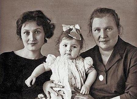 Жанна с мамой и бабушкой