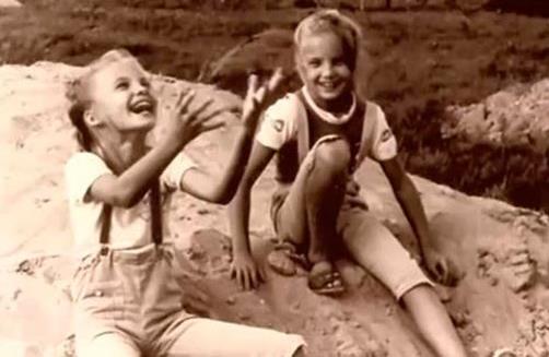 Сестры Таня и Оля в детстве