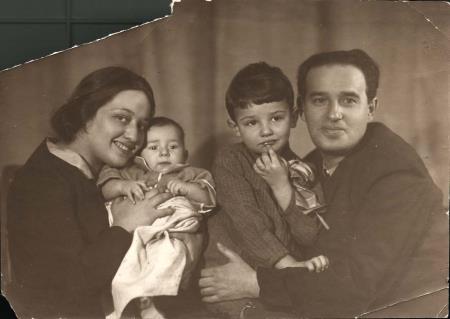 Александр Мень с родителями в детстве