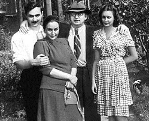Берия с женой Ниной (слева), сыном Серго и невесткой Марфой (справа)
