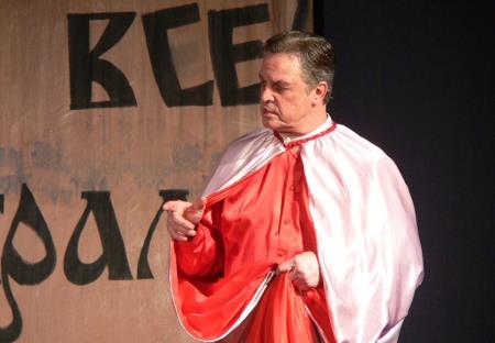 Ивар Калныньш на сцене театра в роли Понтия Пилата