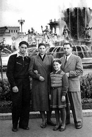 Вениамин Смехов в юности с сестрой Галиной и родителями
