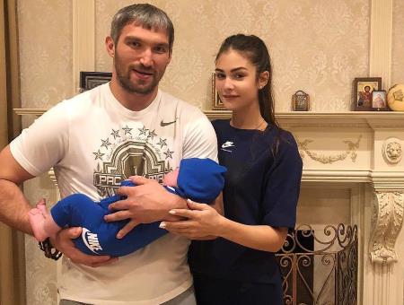 Александр Овечкин с женой и сыном Александр Овечкин с женой и сыном