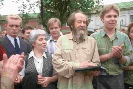 Александр Солженицын с женой и сыновьями