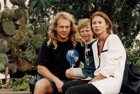 Крис Кельми с женой и сыном