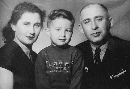 Саша с родителями в детстве Саша с родителями в детстве