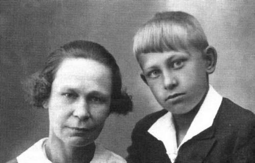 Евгений с мамой в детстве Евгений с мамой в детстве