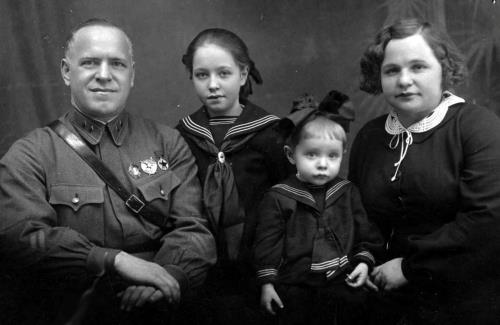 Георгий Жуков с семьей