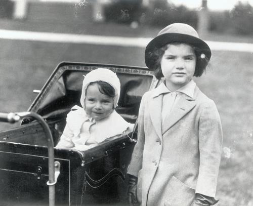 Джеки с младшей сестрой Кэролайн Ли