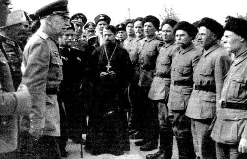 Генерал Краснов в нацистской форме инструктирует новобранцев