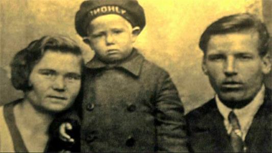 Алёша Леонов в детстве с родителями